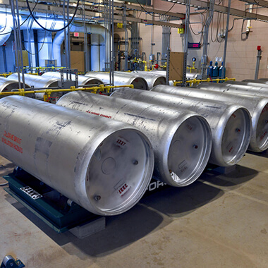 Los recipientes de cloro están apilados para su uso en una planta de agua potable.