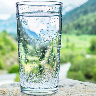 Un vaso de agua potable destaca la importancia de monitorizar el amoníaco en el agua potable, ya que puede causar problemas de salud y afectar al olor y al sabor.