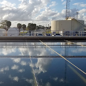 Esta instalación de tratamiento de aguas utiliza amoníaco, una fuente de nitrógeno, para la desinfección.
