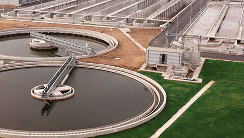 vista aérea de una instalación de tratamiento de aguas residuales industriales