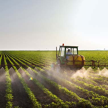 Los tractores agrícolas fertilizan los cultivos añadiendo nitrógeno en forma de amoníaco.