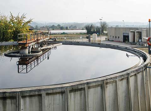 foto de una planta de tratamiento de aguas residuales