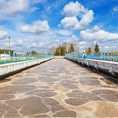 Un tanque de aireación en una planta de tratamiento de agua activa el proceso biológico de los fangos. El agua de alcalinidad alta presente en los minerales disueltos afecta a las bacterias que son necesarias para la digestión.
